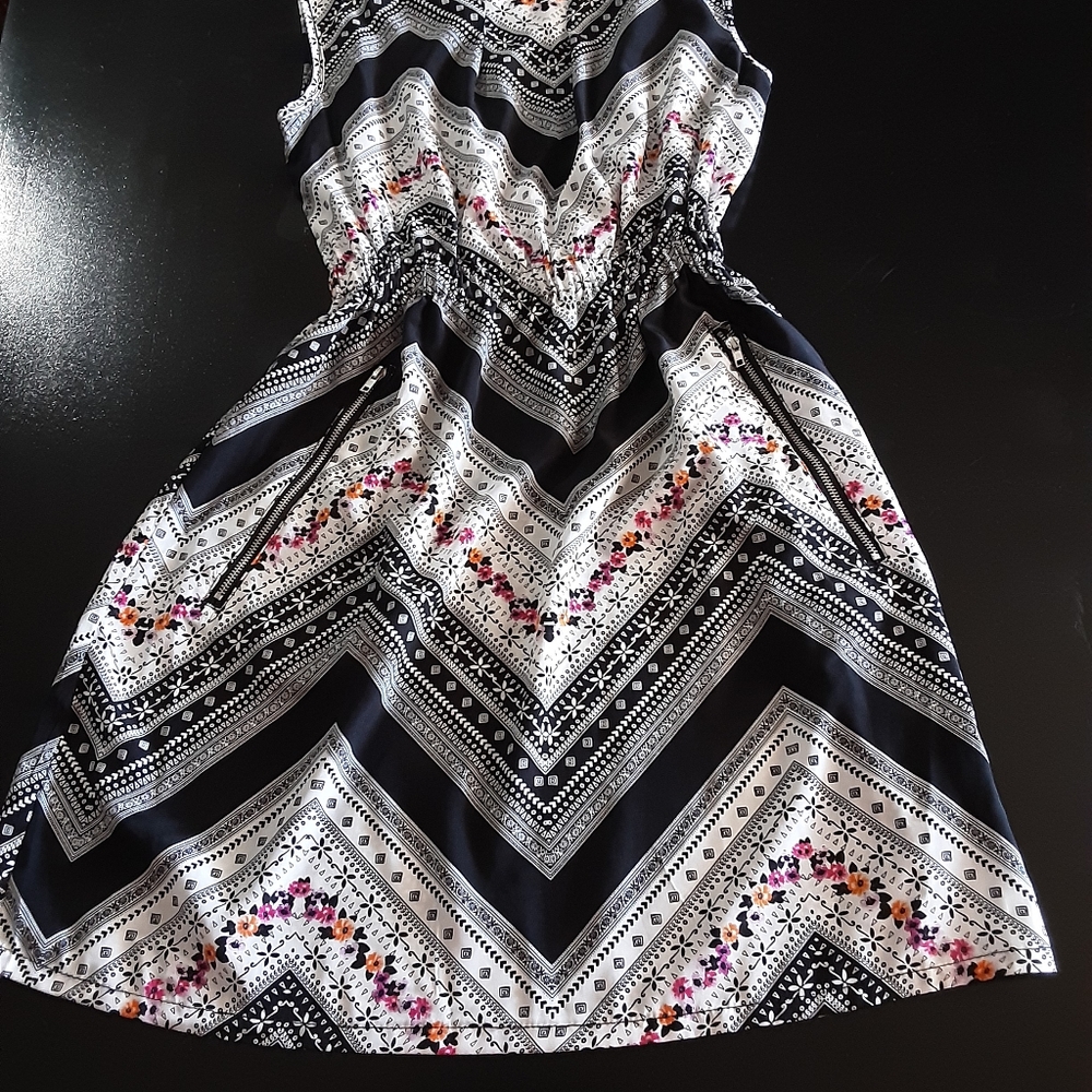 Feathers 🌞053 Women's Mini Dress Sz S Preowned Black and White Triangles